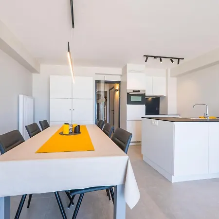 With 3 Bedrooms And Sea View Apartmán