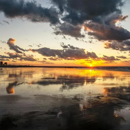 With 3 Bedrooms And Sea View Apartmán *