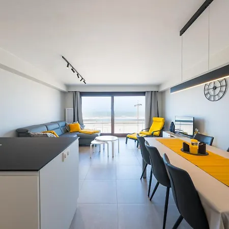 With 3 Bedrooms And Sea View *